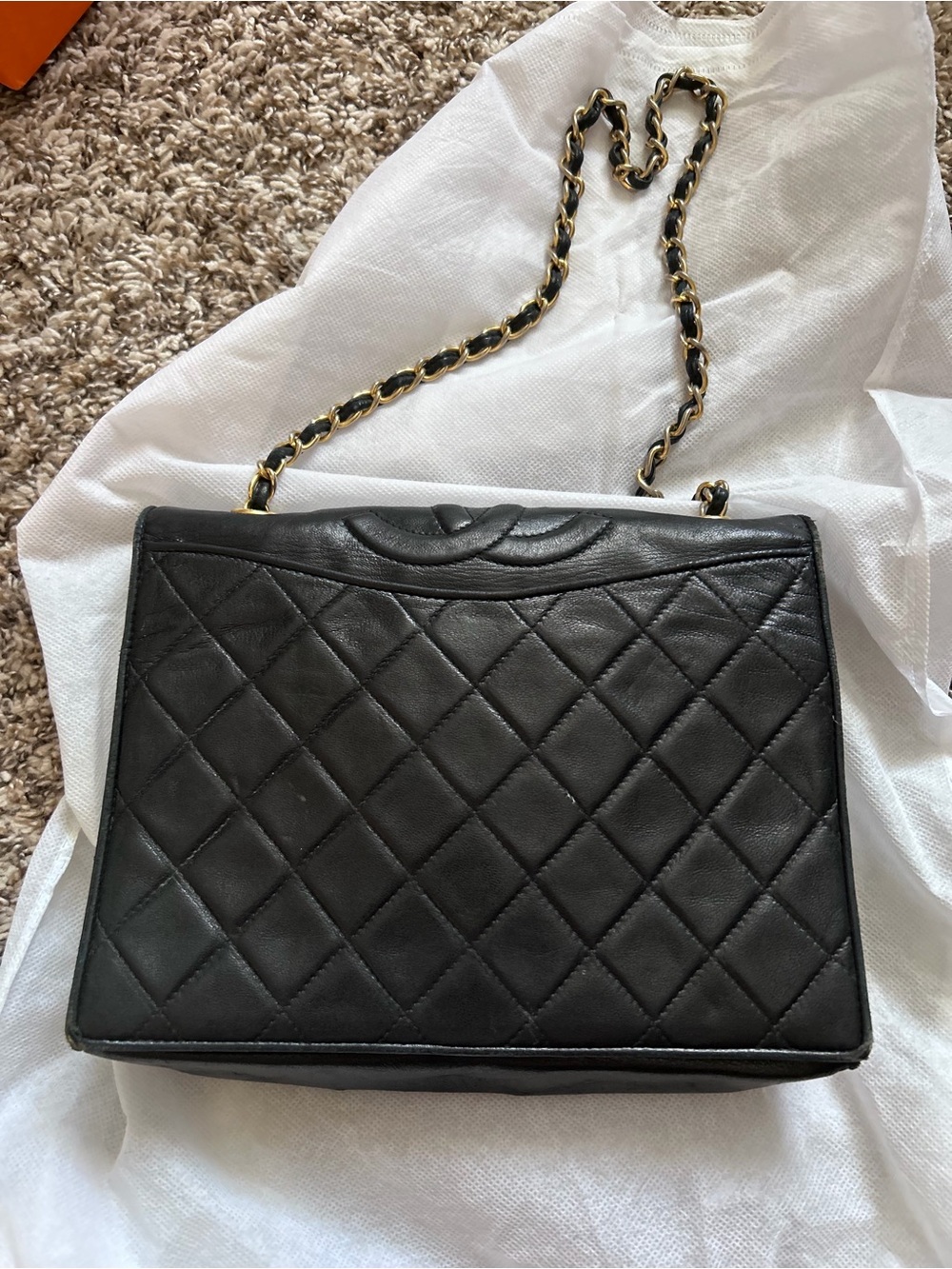 CHANEL Black Quilted Shoulder Bag with Gold Chain